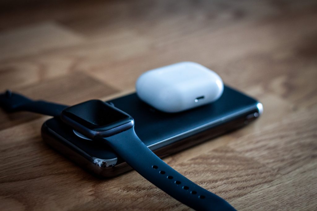 Charging apple watch and airpods pro on satachi quatro power bank